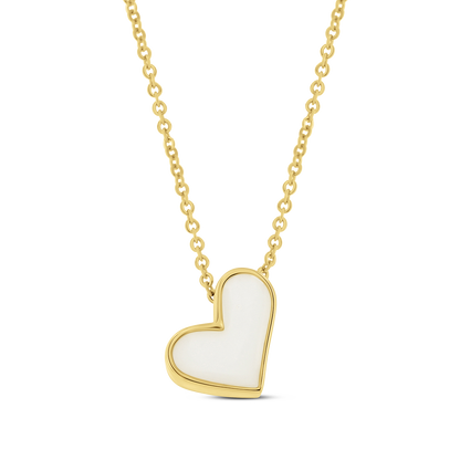 Le Louisa | Collier Lait Maternel Or de Mama Jewels est un collier en or doté dun pendentif en forme de cœur incliné vers la droite avec un centre blanc, sur fond doré doux.